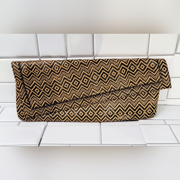 BCBGMAXAZRI Ladies Tan Black Straw Like Large Envelope Clutch Asymmetrical Flap - Picture 1 of 6